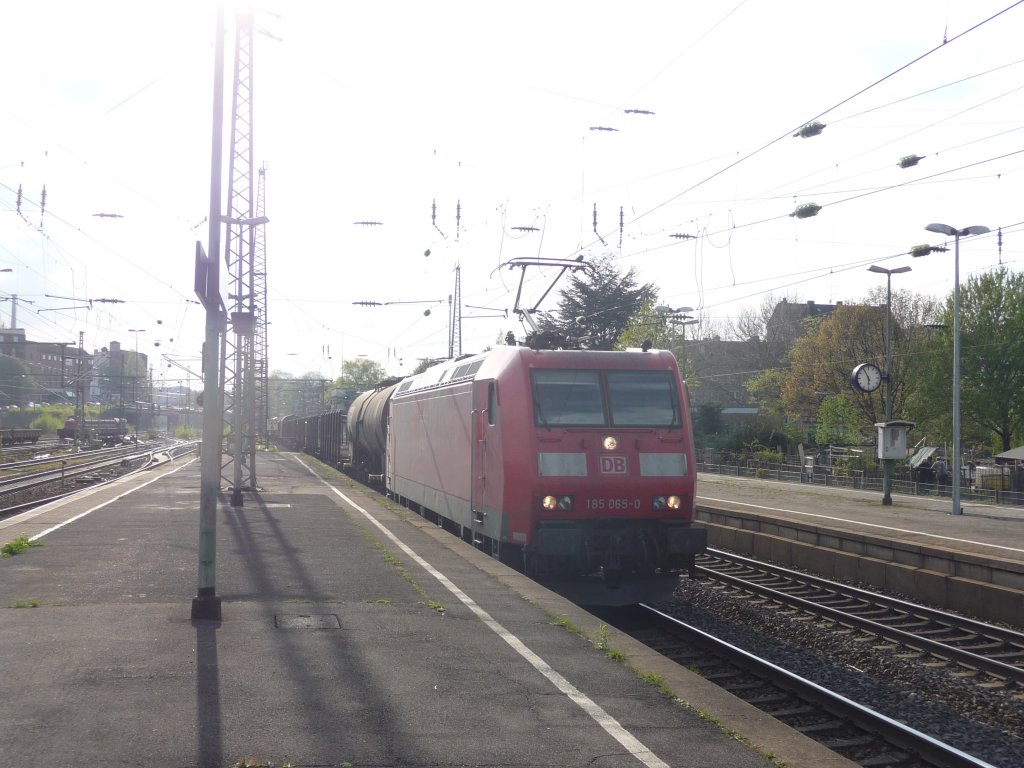 185 065 durchfhrt am 15.04.2011 den Bahnhof Wuppertal-Oberbarmen.