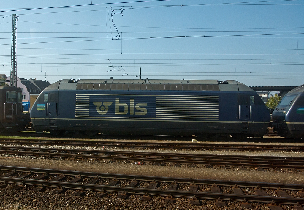Elektrolok Re 465 017-2 der BLS abgestellt am 30.09.2011 in Basel Bad Bahnhof. Fotografiert aus einem fahrenden ICE.