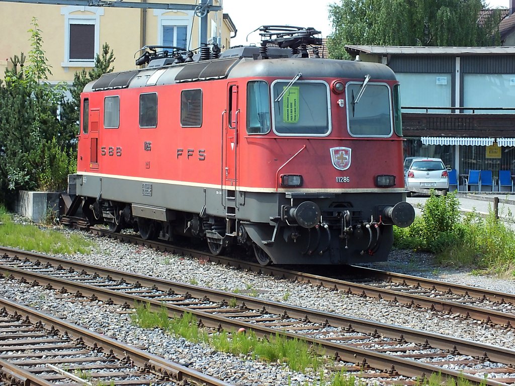 Re4/4 11286 war am 23.7.13 im Bahnhofsvorfeld von St.Margrethen abgestellt. Das groe gelbe Schild zeigt an, dass die Handbremse gezogen ist.