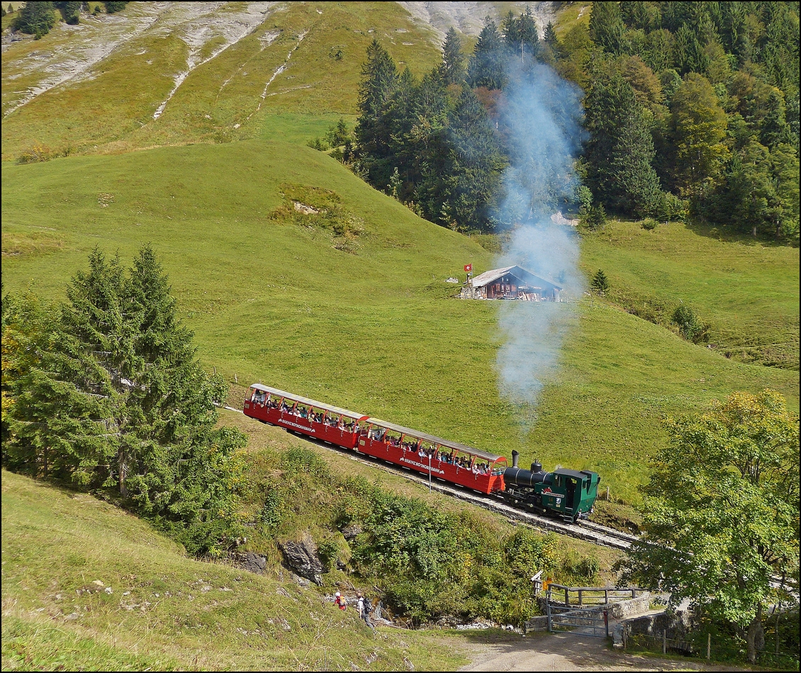 . Ein BRB Zug hat die Station Planalp (1341 m..m.) verlassen und macht sich auf den Weg zum Gipfel des Brienzer Rothorns. 28.09.2013 (Hans)