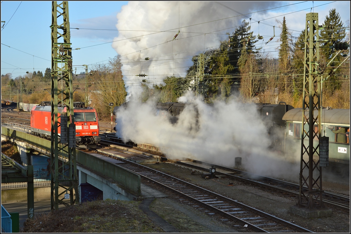 01 1066 bei der Abfahrt in Singen (Htw) Richtung Gotthard. März 2015.