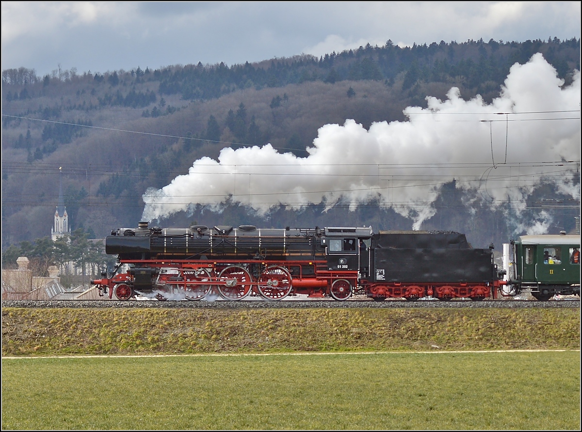 01 202 mit Gotthardsonderzug bei Dottikon Umspannwerk, Mrz 2015.