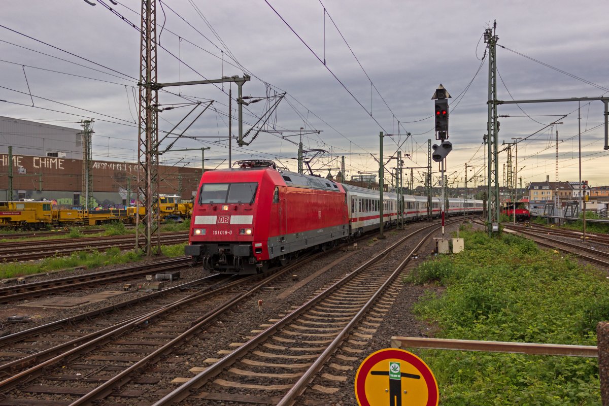 101 018 erreicht mit einem Intercity in Richtung Sden den Dsseldorfer Hauptbahnhof.