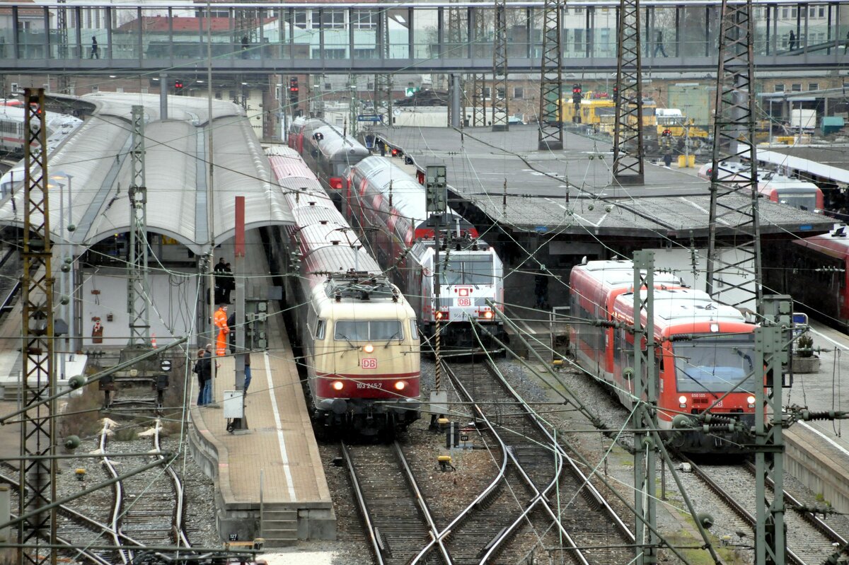 103 245-7 mit ÖBB EC; 146 227-4 und 650 105 in Ulm am 12.01.2012.
