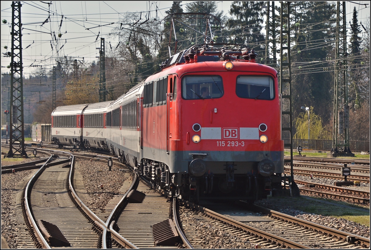 110er-Glück in Singen. 

Hier kommt 115 293-3 mit ihrem IC aus Stuttgart an. März 2014.