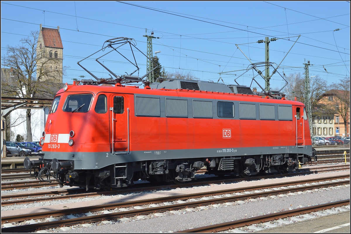 110er-Glück in Singen.

Die Bügelfalte 115 293-3 parkt auf einem Stumpengleis des Bahnhofs Singen an Bahnsteig 2. März 2014.