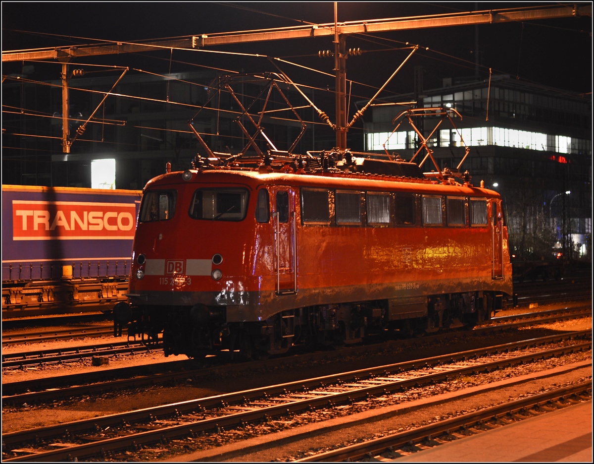 110er-Glück in Singen.

Die regennass glänzende 115 293-3 parkt auf den Gütergleisen des Bahnhofs Singen. Februar 2014.