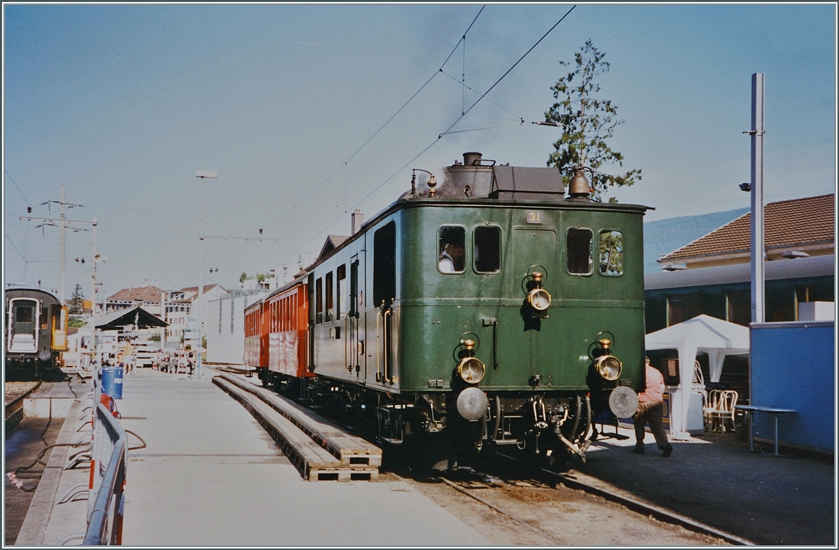  150 Jahre Schweizer Bahnen  Der CZm 1/2 31 besorgte mit der E 2/2 N° 3  Zephir  und zwei RHB Wagen den Pendelverkehr zwischen dem Bahnhof und der Drehscheibe beim Lok Dépôt in Delémont. Das Bild zeigt den bei der Drehscheibe angekommen Zug mit dem  der CZm 1/2 31. 

Analogbild vom Sommer 1997