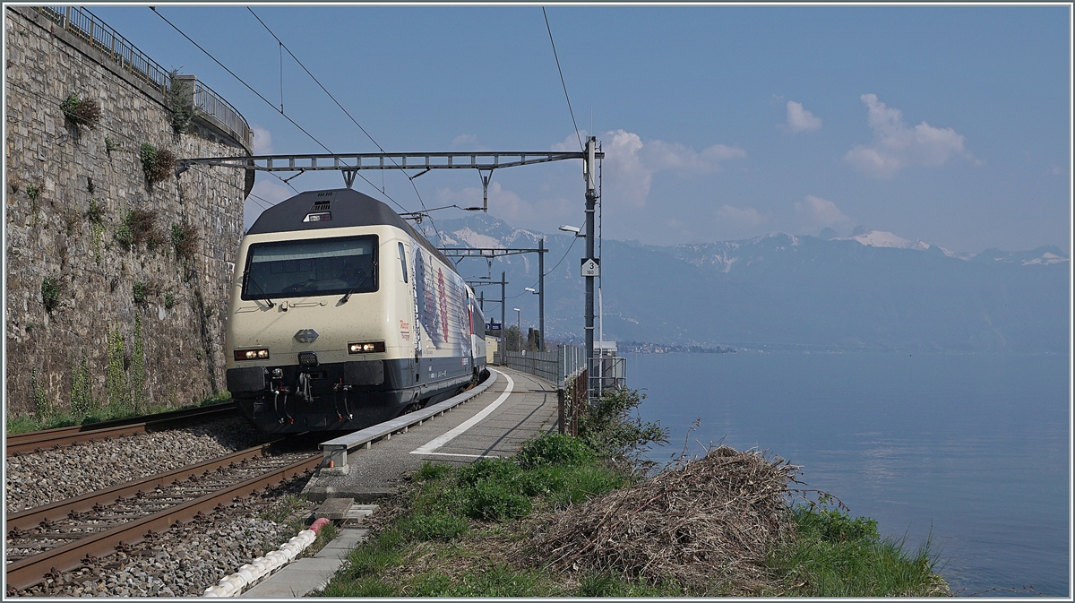 175 Jahre Schweizer Bahnen, und zum Jubiläum wurde neben einer Re 4/4 II auch diese SBB Re 460 019 mit einer Jubiläumsfolie beklebt. Die SBB Re 460 019 mit dem IR 90 1720 bei St-Saphorin. 

25. März 2022
