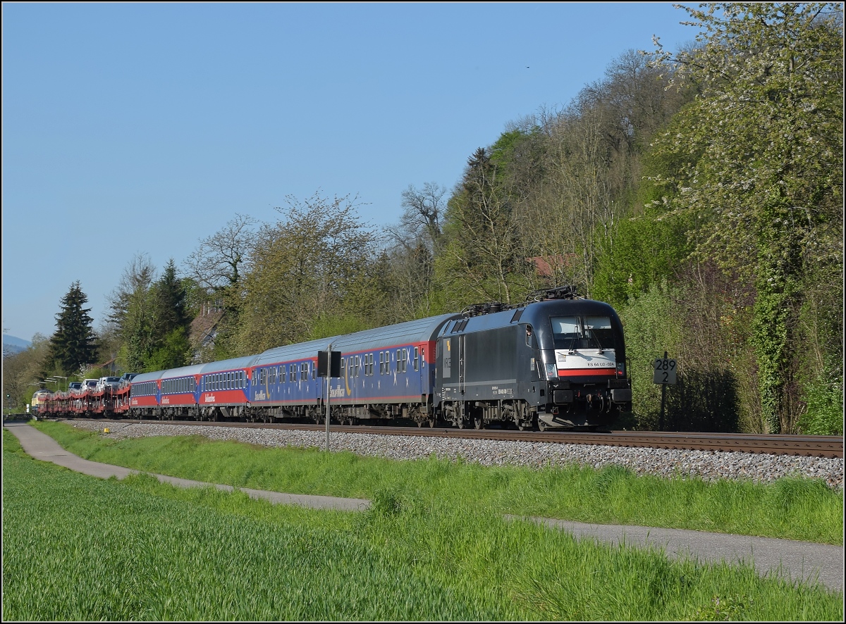 182 524-9 am Zugschluss des Autozuges auf seinem Umweg über die Hochrheinbahn. Beuggen April 2019.