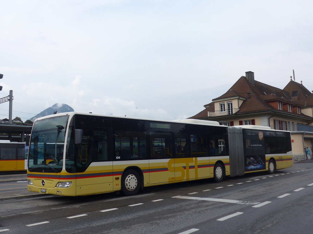 (198'068) - STI Thun - Nr. 134/BE 801'134 - Mercedes am 1. Oktober 2018 beim Bahnhof Spiez