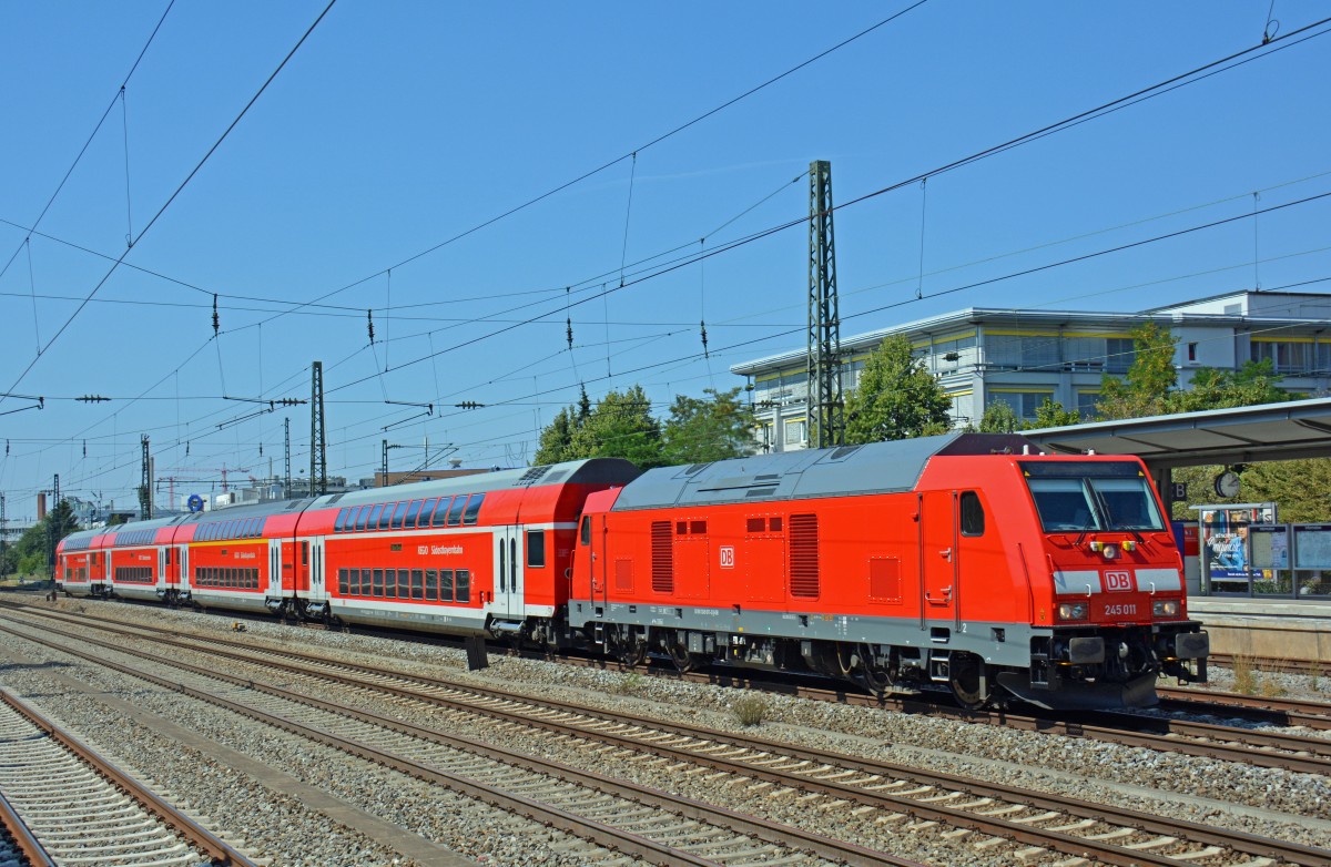 245 011-2 mit einer Doppelstock-Garnitur als RB 27053  	München Hbf - Mühldorf (Oberbay) am 07.08.2015 in München Heimeranplatz