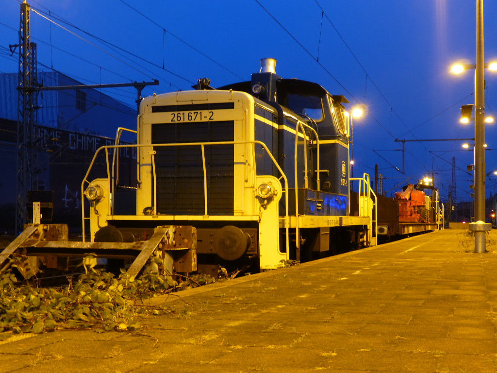 261 671-2 und 365 695-6 (beide Aggerbahn AVOLL) stehen mit Flachwagen mit Baugerät abstellt am Ende eines Bahnsteiges in Düsseldorf Hbf, 15.2.14.