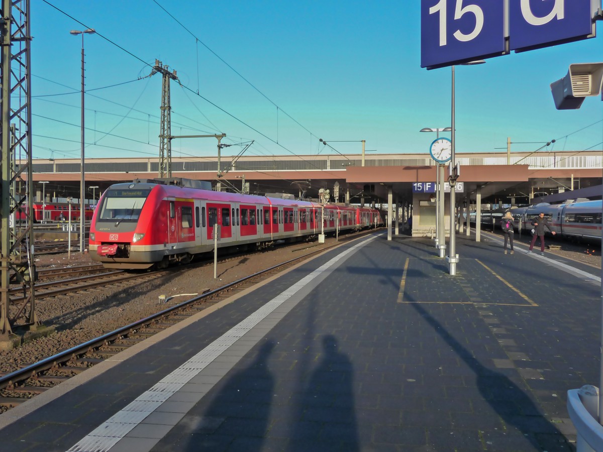422 058 und 031 erreichen am 02.01.15 als S8 auf der Fahrt von Solingen nach Dortmund Düsseldorf.