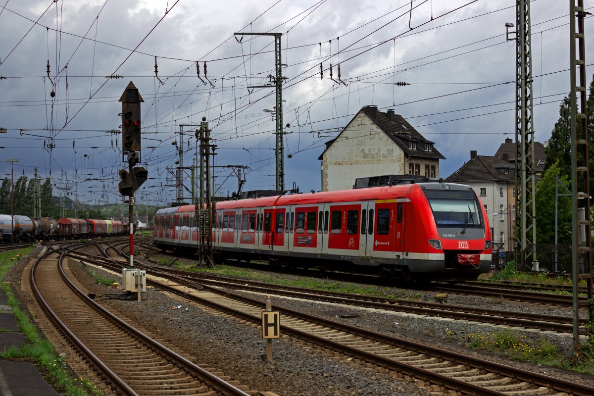 422 060 war am 01.08.2023 auf der S-Bahn-Linie S5 im Einsatz und verlsst hier Witten in Richtung Dortmund.