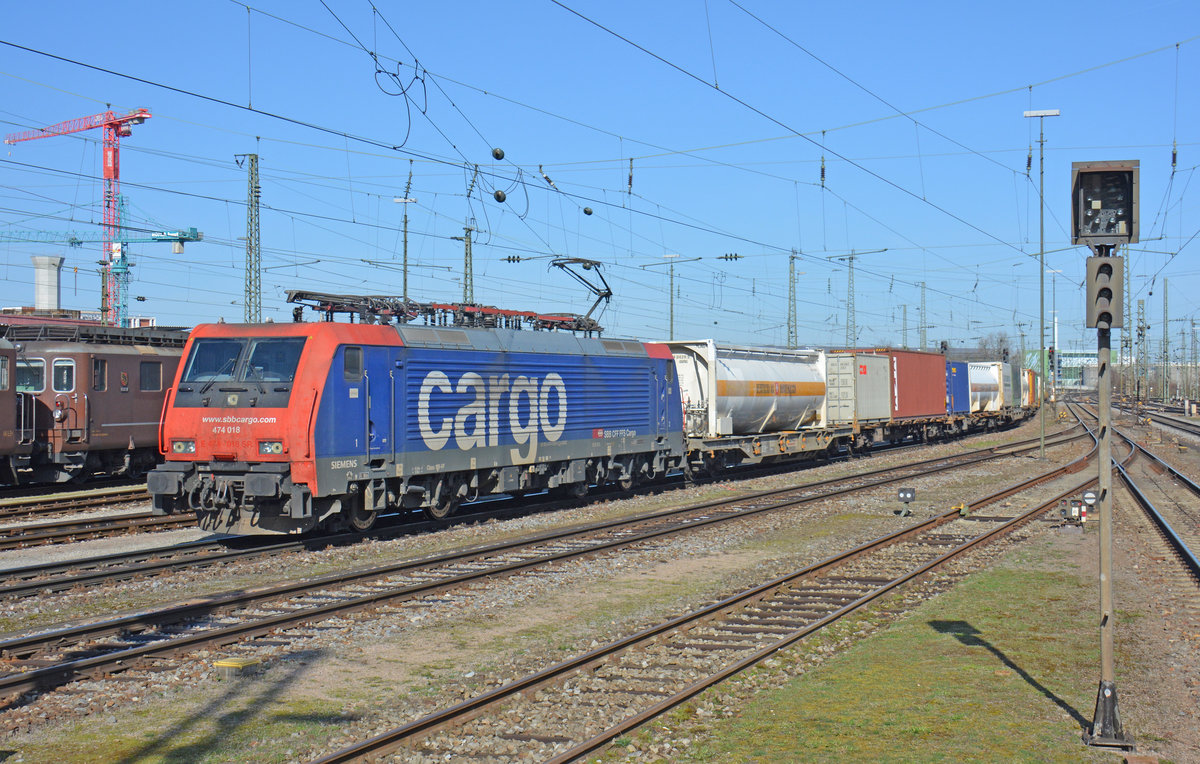 474 018-9 mit einem Containerzug am 11.03.2017 in Basel Bad Bf 
