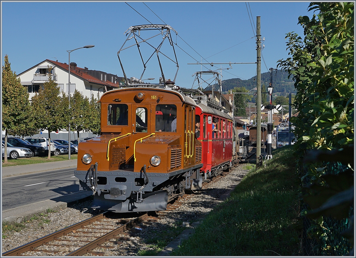 50 Jahre Blonay Chamby - MEGA BERNINA FESTIVAL: Die RhB Berninabahn Ge 2/2 161 Asnin (Eselchen) hilft dem RhB Berninabahn ABe 4/4 I N° 35 als Vorspannlok auf der Fahrt von Blonay nach Chamby.
9. Sept. 2018