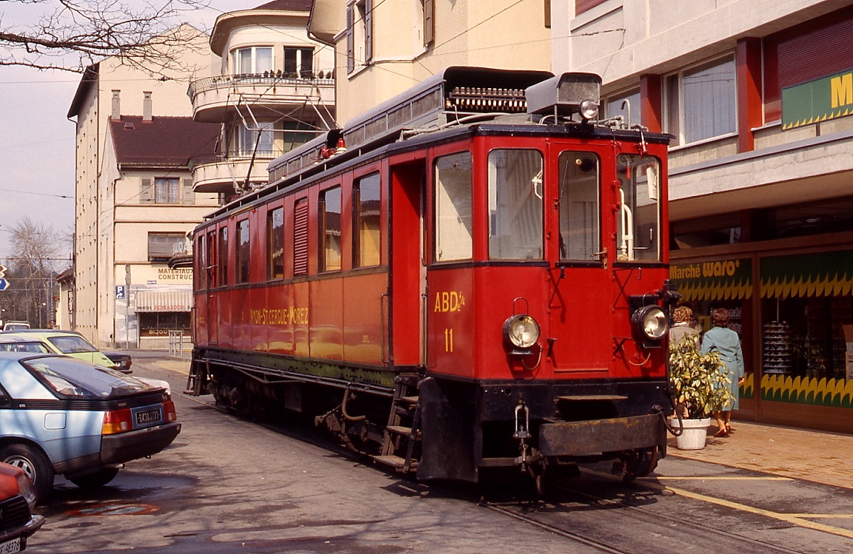 ABDe 4/4 11 der NStCM im Mai 1980 auf dem Bahnhofsvorplatz in Nyon. Seit 2004 fhrt die Bahn aus einem unterirdischen Kopfbahnhof ab.