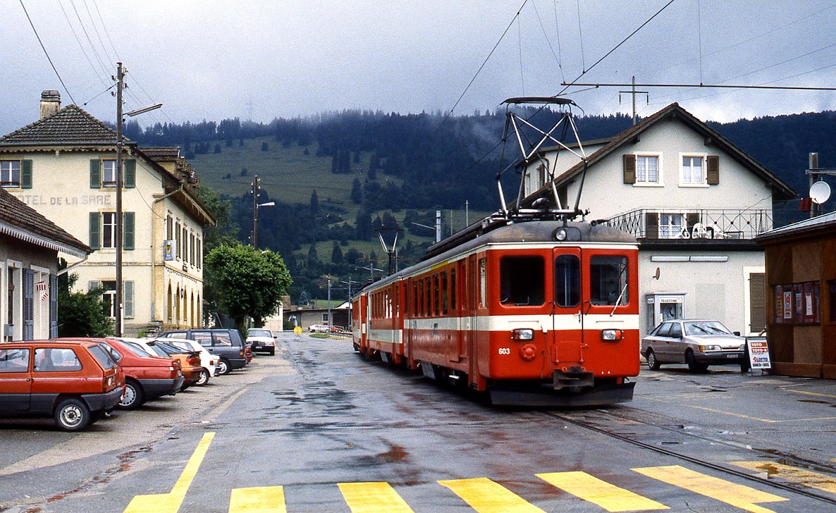 ABDe 4/4 603 und am anderen Ende ABDe 4/4 605 der CJ auf dem Bahnhofsvorplatz von Glovelier im Sommer 1997