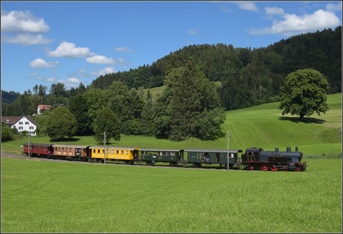 Abfahrt der Eb 3/5 9 der Bodensee-Toggenburg-Bahn mit ihrem wunderbaren Personenzug von Neuenthal. Juli 2020.