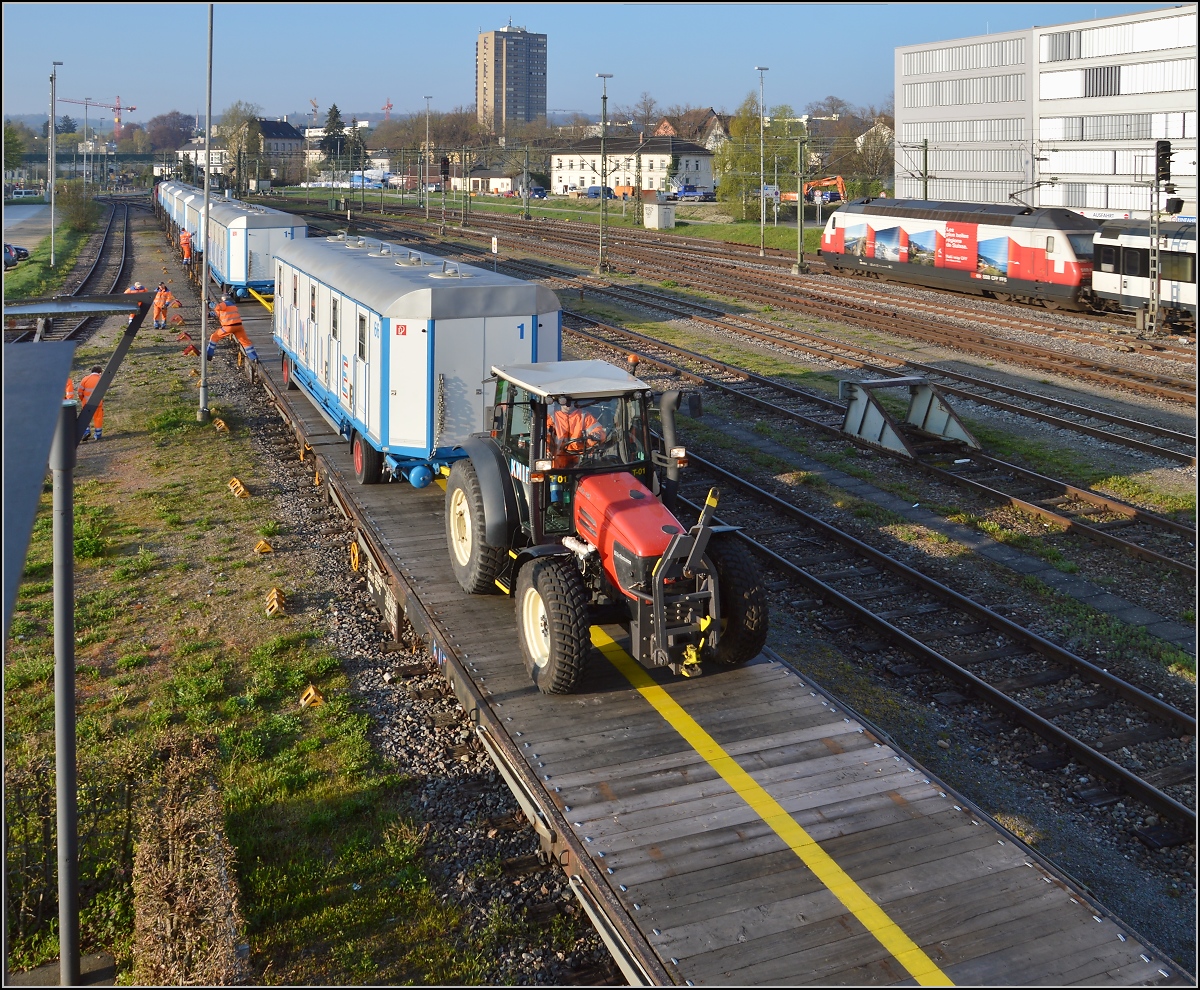 Abladen des Zirkus Knie in Konstanz. Ein weiterer Zirkuswagen wird von den Bahnwaggons abgeholt. April 2016.
