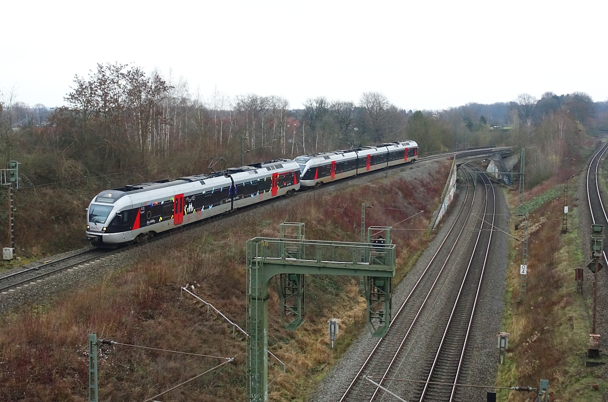 Abschieb von Abellio NRW: Am 20.01.2022 überquert ein Flirt-0426.1/0427-Doppel in Bochum-Langendreer mit einem RE 16 aus Essen nach Siegen die Hauptstrecke Witten - Dortmund