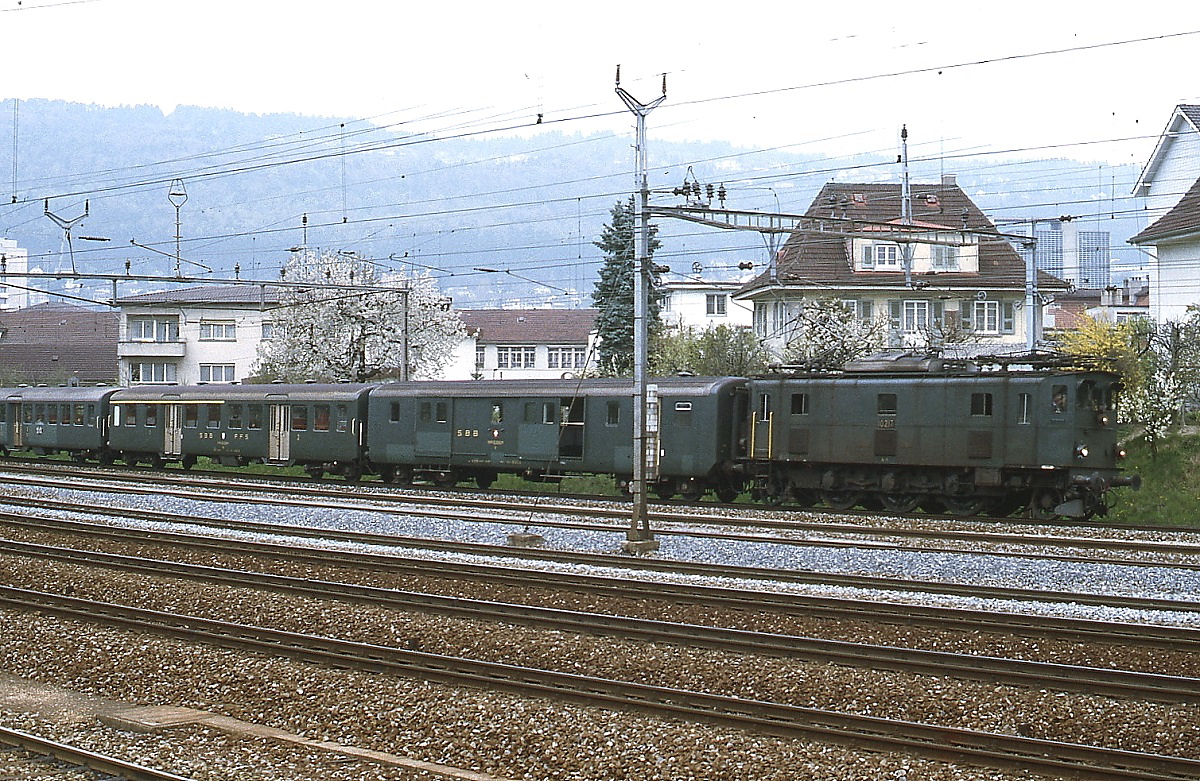 Ae 3/5 10217 verlt im Mai 1980 mit einem Personenzug den Bahnhof Biel