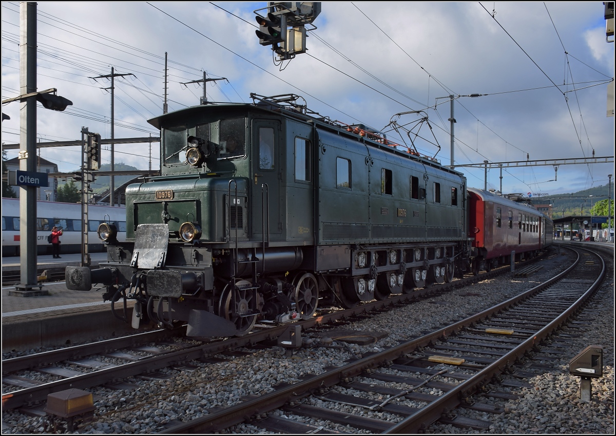 Ae 4/7 10976 steht mit ihrer historischen Fuhre nach Erstfeld bereit in Olten. Mai 2017.
