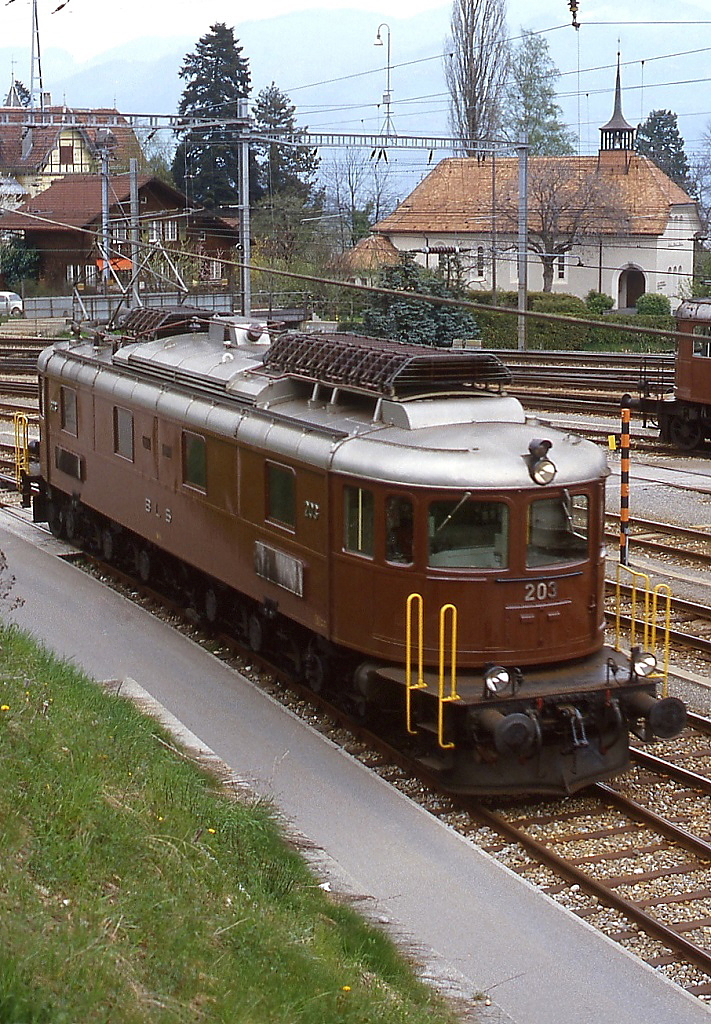 Ae 6/8 203 der BLS im Frühjahr 1981 im Depot Spiez. Die Lok gehört zur ersten, zwischen 1926 und 1931 von Breda/SAAS gebauten Serie (201-204), die ursprünglich gerade Führerstände mit Vorbau besassen und in den 1950er Jahren äußerlich der zweiten Serie (205-208) angepasst wurden.
