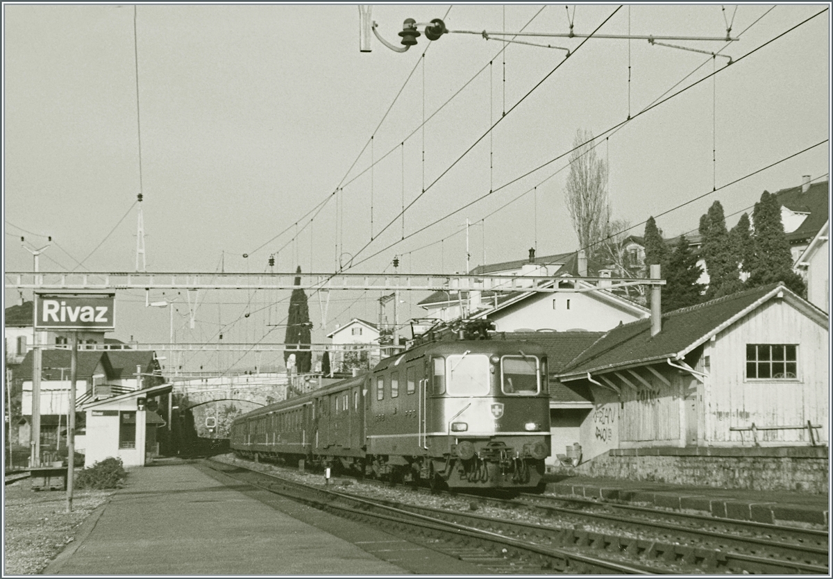 Als im Frühjahr 1995 die SBB Re 4/4 II 11343 mit ihrem Schnellzug nach Birg durch den Bahnhof von Rivaz fährt, verfügt dieser noch über umfangreiche Gleisanlagen und einen Güterschuppen. Damals wurde auch die Getreidemühle westlich des Bahnhofs und mit einem Anschlussgleis ausgestattet von Getreidewagen im Schiebedienst mit einem  Sputnik  als Steuerwagen bedient. 

Analog Bild vom April 1995