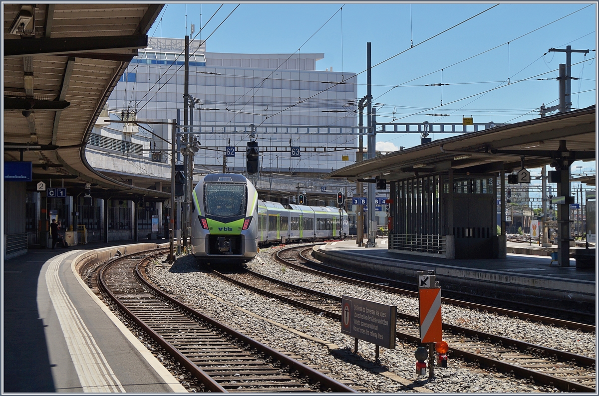 Als ich sah, was da in Lausanne auf Gleis 2 stand war es schon (fast) zu spät, und so konnte ich den neuen BLS Flirt 4 RABe 528 nur bei seiner Abfahrt nur noch wenig vorteilhaft fotografieren.

5. Juli 2020