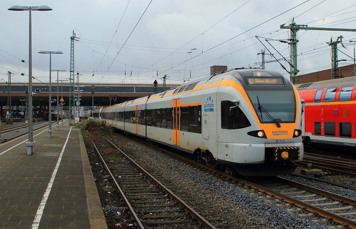 Als RE 3 (Rhein-Emscher-Express) nach Hamm verlässt der ET 7.12 der Eurobahn am 24.12.2016 den Düsseldorfer Hauptbahnhof