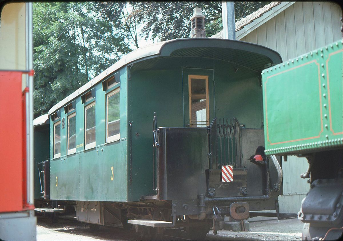 Alte Wagen der Waldenburgerbahn: der für Dampfzüge verwendete Biho 3692. 3.August 1976 