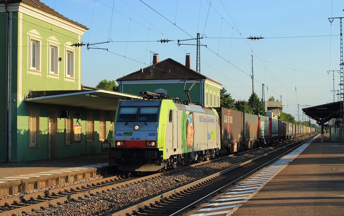 Am 07.08.2015 durchfährt die 486 509 der BLS Cargo den Bahnhof Müllheim/Baden in Richtung Norden