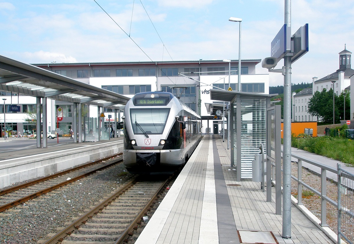 Am 19.05.2008 ist der zweiteilige Stadler Flirt ET 22003 der Abelio Rail NRW gerade im Bahnhof Iserlohn angekommen. Von den einst umfangreichen Gleisanlagen sind nur zwei Kopfgleise brig geblieben, das stattliche Bahnhofsgebude wurde abgerissen und an seiner Stelle ein Busbahnhof errichtet, zumindest entstand dadurch eine gnstige Umsteigemglichkeit. Das linke Gleis wird von den DB-Dieseltriebwagen nach Dortmund genutzt.