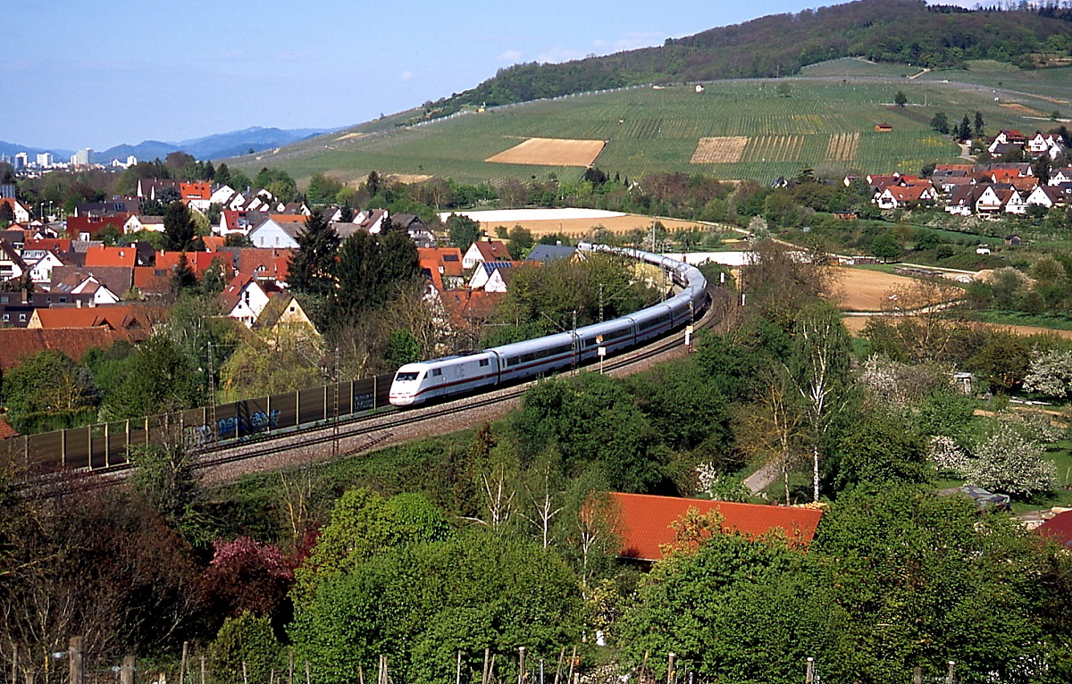 Am 26.04.2012 fährt ein ICE 1 durch Schallstadt in Richtung Basel