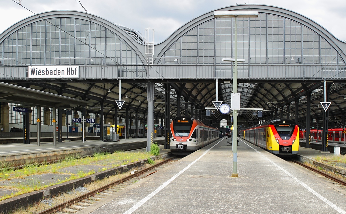 Am 27.06.2023 verlässt der VIAS-Flirt 403 den Hauptbahnhof Wiesbaden in Richtung Frankfurt/Main, daneben der Coradia Continental 2 ET 163 der Hessischen Landesbahn