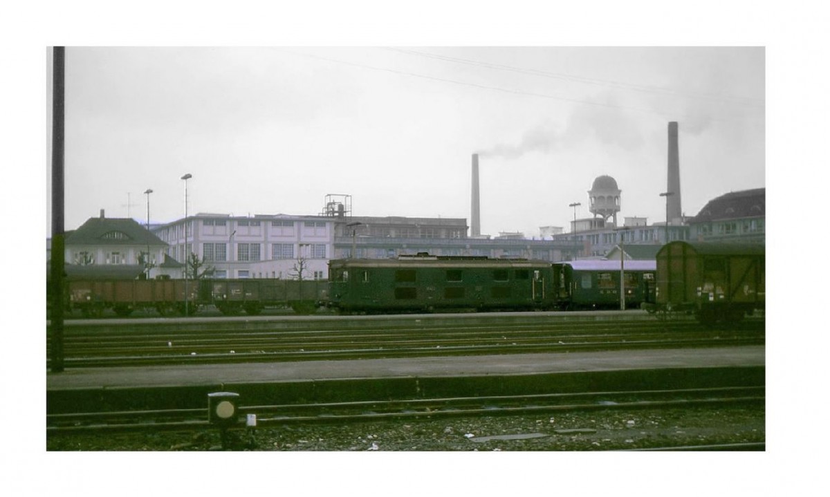 Am Bahnhof von Singen (Hohentwil) am schrecklich trüben 28.Febrzuar 1969: Ein SBB-Zug der damaligen Strecke nach Etzwilen mit Lok Bm4/4 18452 und dem Leichtstahlwagen 50 85 20-39 121 wartet auf Abfahrt. 