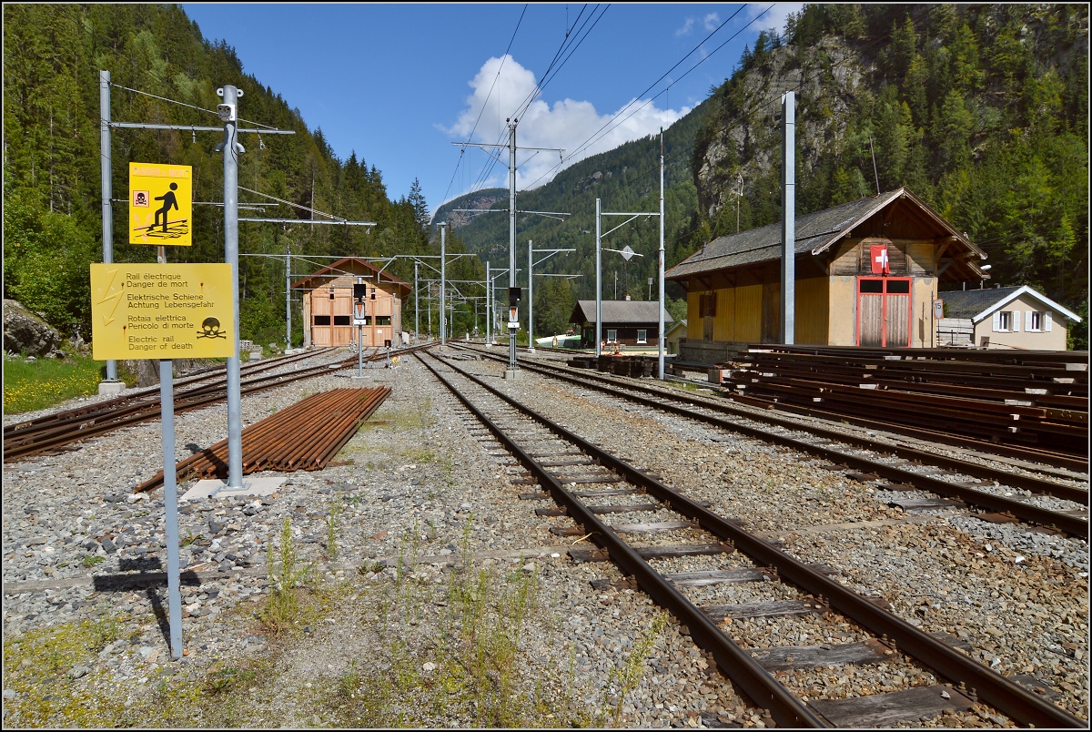 Am Bahnsteig von Le Chtelard. Eindeutig sind die Warnungen, denn in weiten Teilen wird die Bahn mit einer offenen Stromschiene betrieben. August 2014.