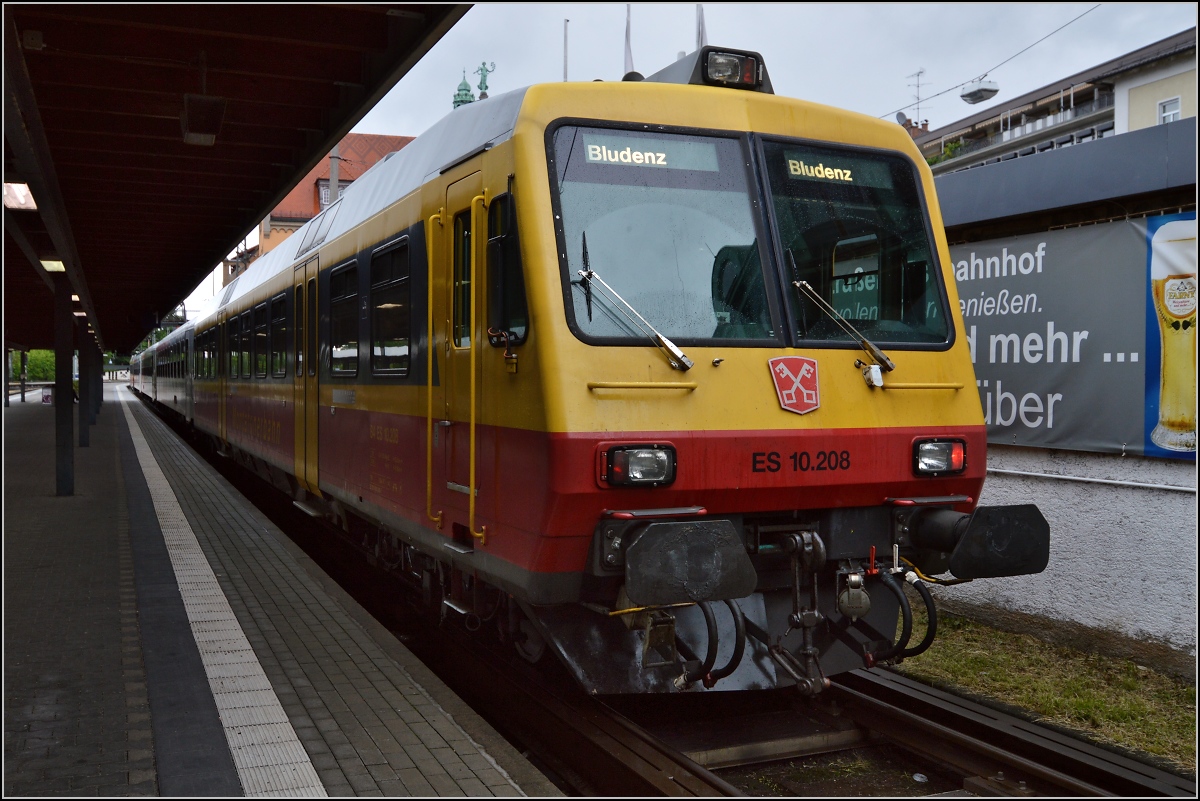 Am Zugschluss warten ET 10.208 und der City Shuttle in Lindau auf Abfahrt. Mai 2013.