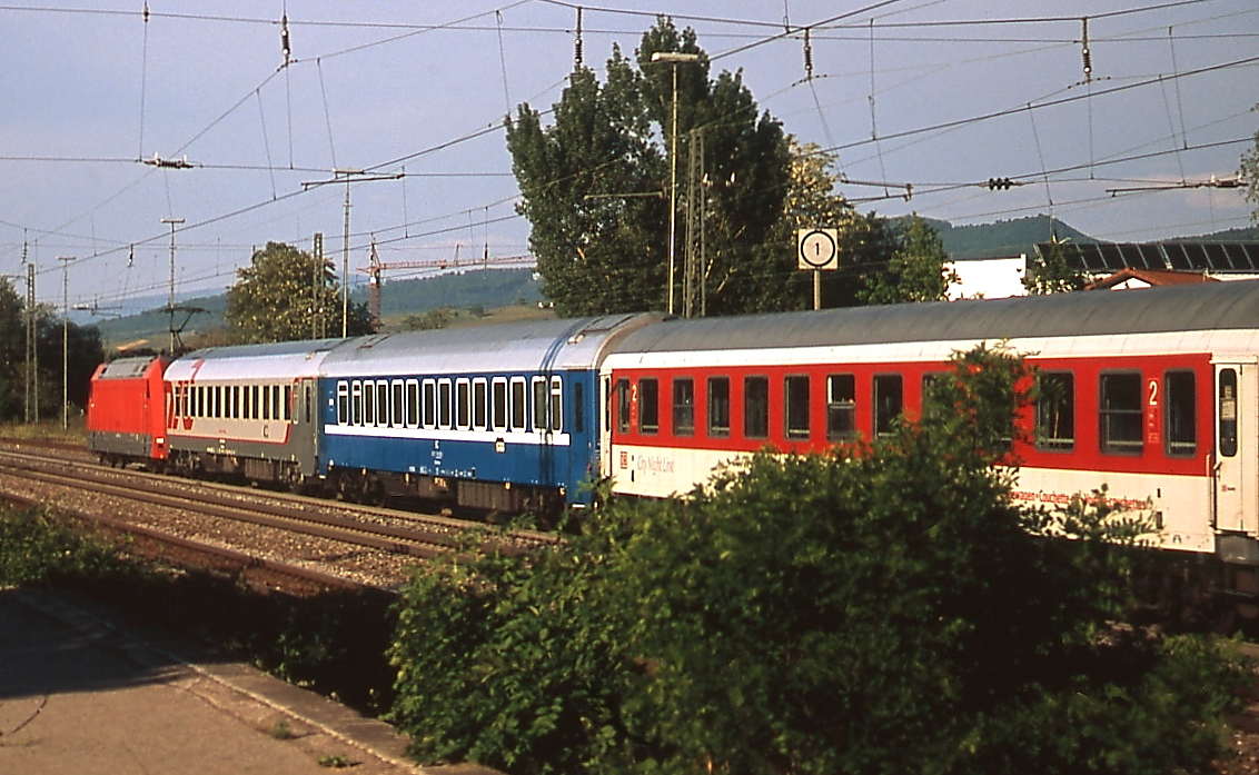 An einem Maiabend 2012 durchfährt eine unbekannte 101 mit dem CNL 472 Basel-Kopenhagen Bad Krozingen. Hinter der Lok sind zwei Kurswagen von Basel nach Moskau eingestellt. Diesen Langlauf gab es bis zum Fahrplanwechsel 2013/2014, inzwischen ist auch die Verbindung nach Kopenhagen Geschichte.