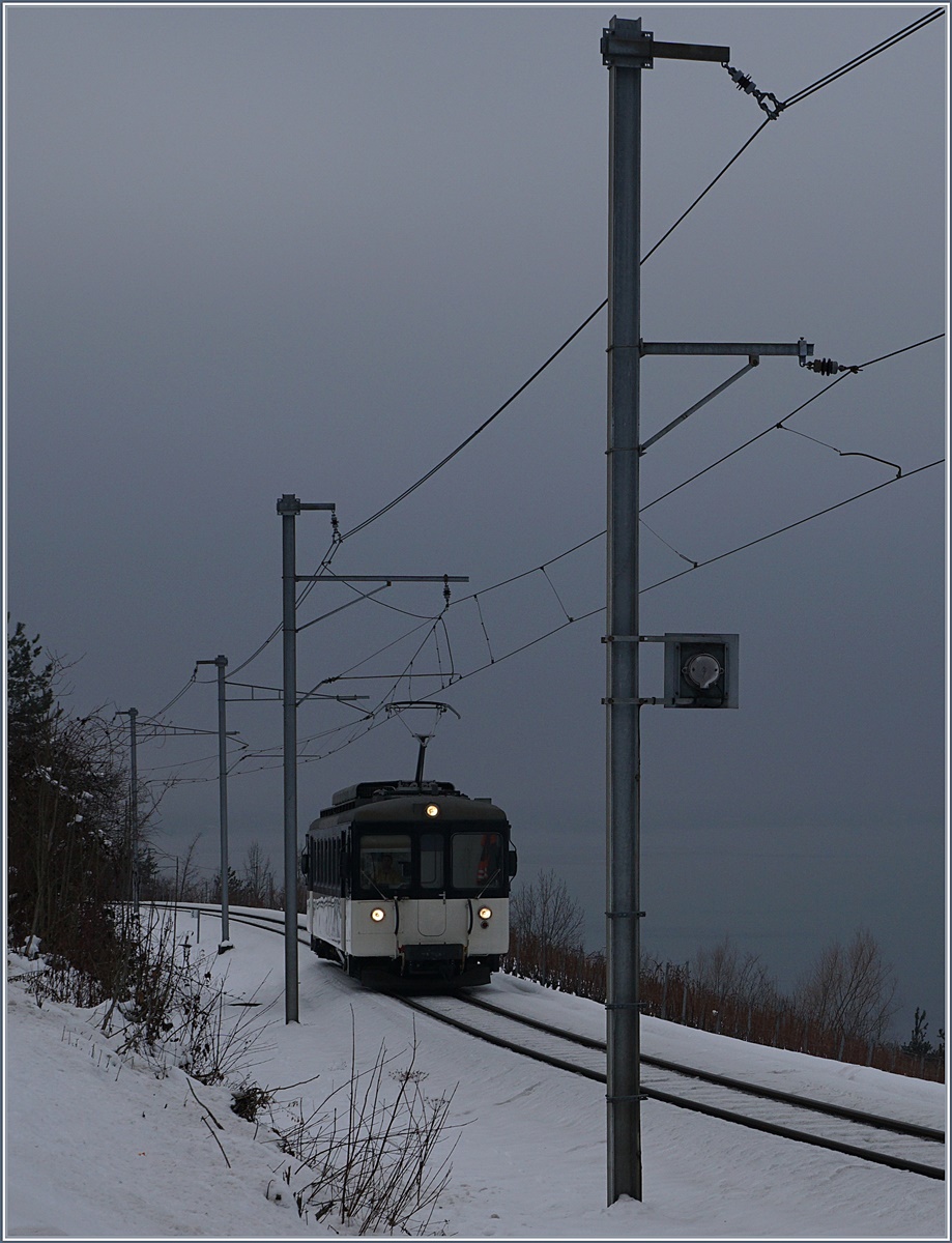 An einem trüben Wintertag ist das  Bipperlisi , heute als Be 4/4 1007 bei der MOB eingereiht, als Regionalzug kurz vor Planchamp unterwegs.
23. Jan. 2017
