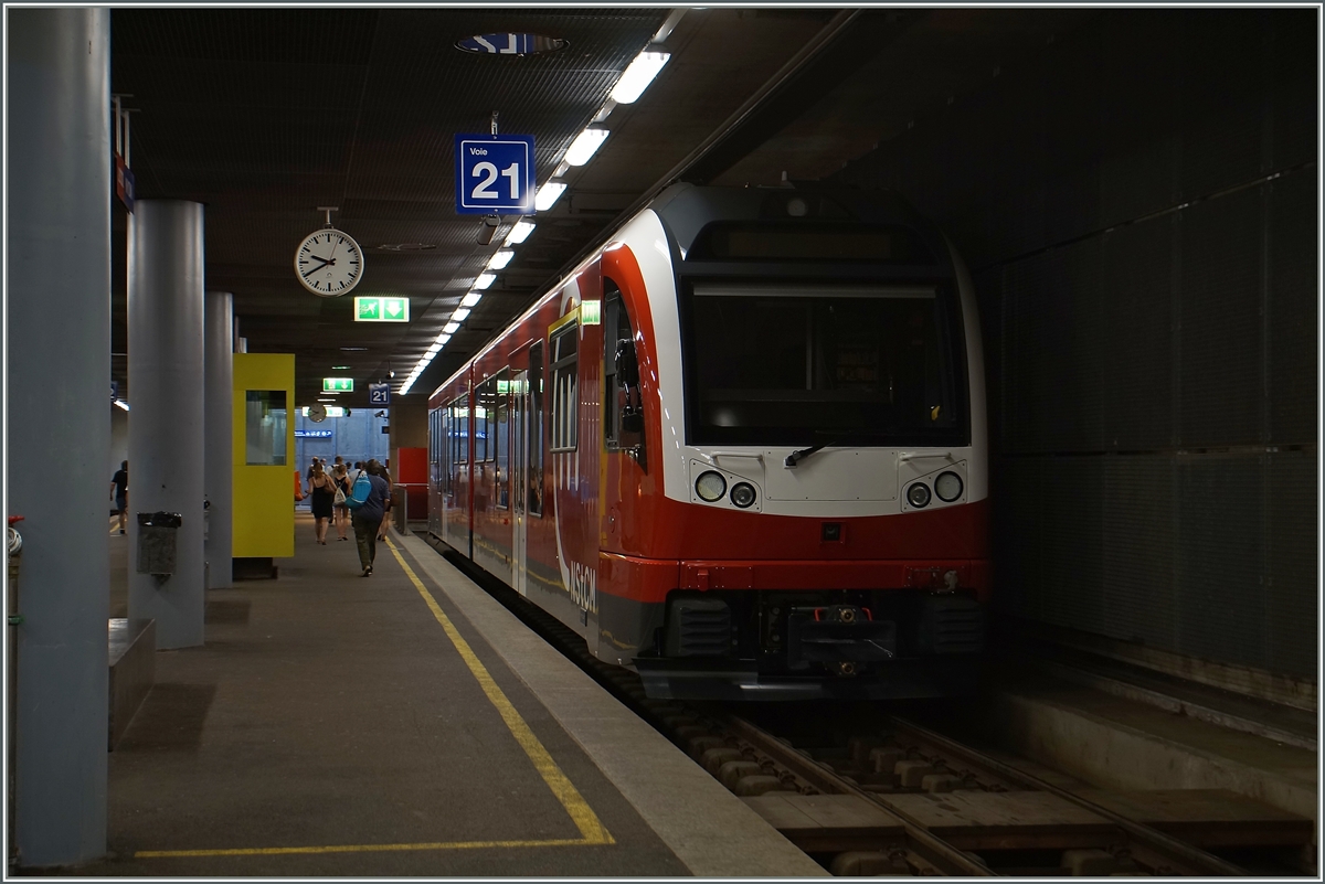 An diese Form muss man sich, zumindest in der Westschweiz, bald vermehrt gewhnen: Ein neuer Stadler NStCM ABe 4/8 wartet im Bahnhof von Nyon auf seinen Einsatz.
6. Juli 2015