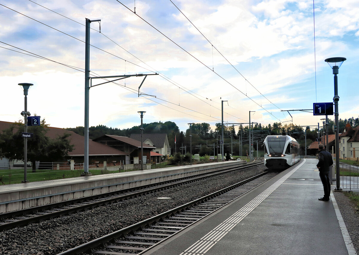 An der Nebenlinie (Weinfelden-) Sulgen - Gossau (-St.Gallen) (St.Galler S-Bahn S5): Unter einem grell-blauen Abendhimmel nach heftigem Regen erreicht Thurbo GTW 2/8 784 die Kreuzungsstation Hauptwil. 5.Oktober 2021 