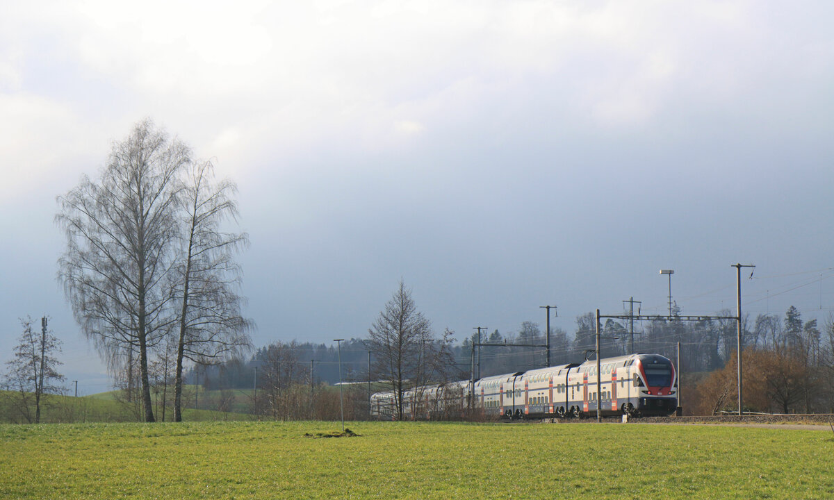An der Strecke Zug - Zürich via Affoltern am Albis: Zug 511 011 verlässt Mettmenstetten Richtung Kantonsgrenze Zürich/Zug bei Knonau. 6.Februar 2023 
