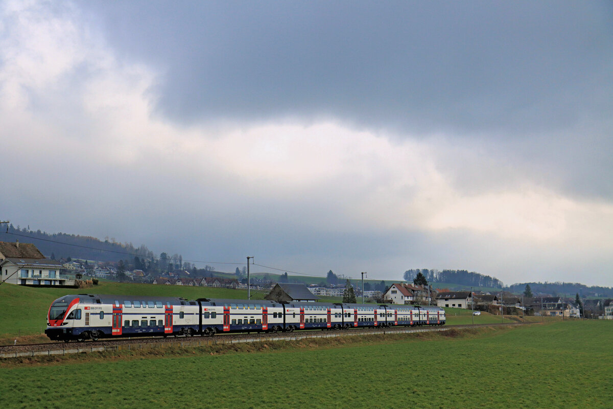 An der Strecke Zug - Zürich via Affoltern am Albis: Zug 511 060 der S5 kommt von Mettmenstetten her. 6.Februar 2023 