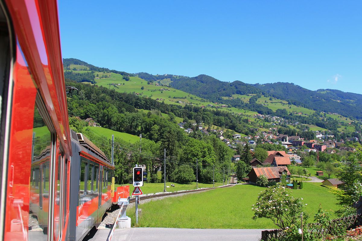 Appenzellerbahnen, Gais - Altstätten Stadt: Triebwagen 17 oberhalb Altstätten. 10.Juni 2016. 
