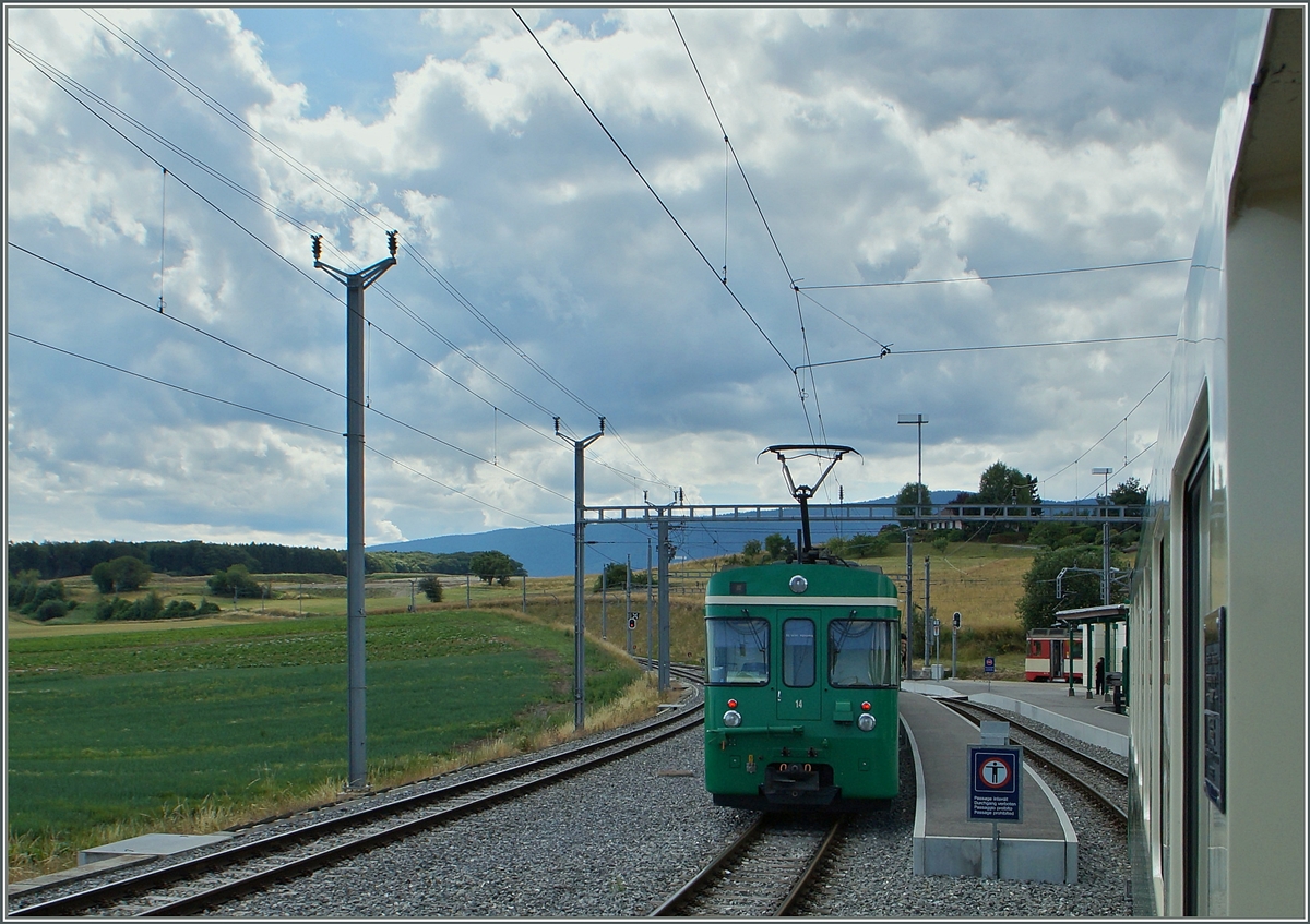 Apples ist jedoch nicht nur Kreuzungsbahnhof, sondern auch Anschlussbahnhof: Whrend sich die BAM Regionalzge 128 und 129 kreuzen, vermittteln sie auch  Anschluss (bzw. nehmen den Anschluss ab) vom BAM Regionlazug 28 (bzw. 29) von und nach L'Isle Mont la Ville.
30. Juni 2014