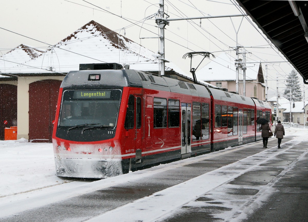 ASm: Aufnahmen dieser Art waren während dem diesjährigen Winter in der Region Solothurn nur an wenigen Tagen möglich. Regionalzug Solothurn-Oensingen-Langenthal mit Be 4/8 111  STAR  auf dem Bahnhof Wiedlisbach am 28. Dezember 2014.
Foto: Walter Ruetsch