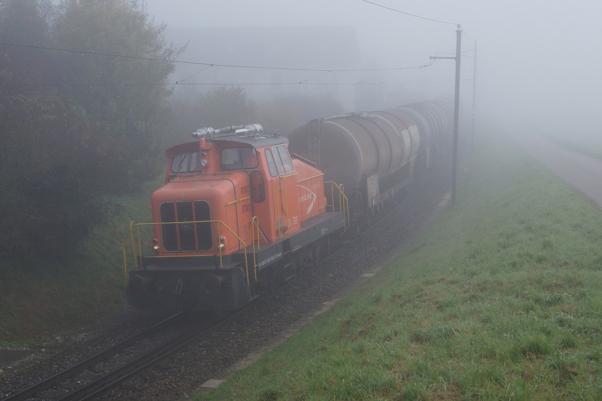 ASm: Herbstliche Morgenstimmung mit ASm Oelzug auf dem Drei-Schienen-Geleise bei Niederbipp. Die Aufnahme der HENSCHEL Em 9885 5837 826-7-CH-asm ist am 31. Oktober 2014 entstanden.
Foto: Walter Ruetsch 
